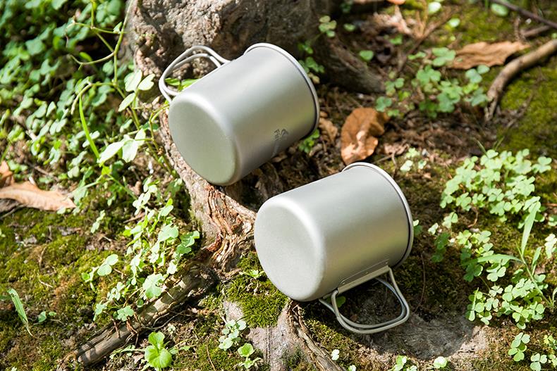 Fire Maple Titanium Becher 330ml Größenvergleich neben Münze oder Hand