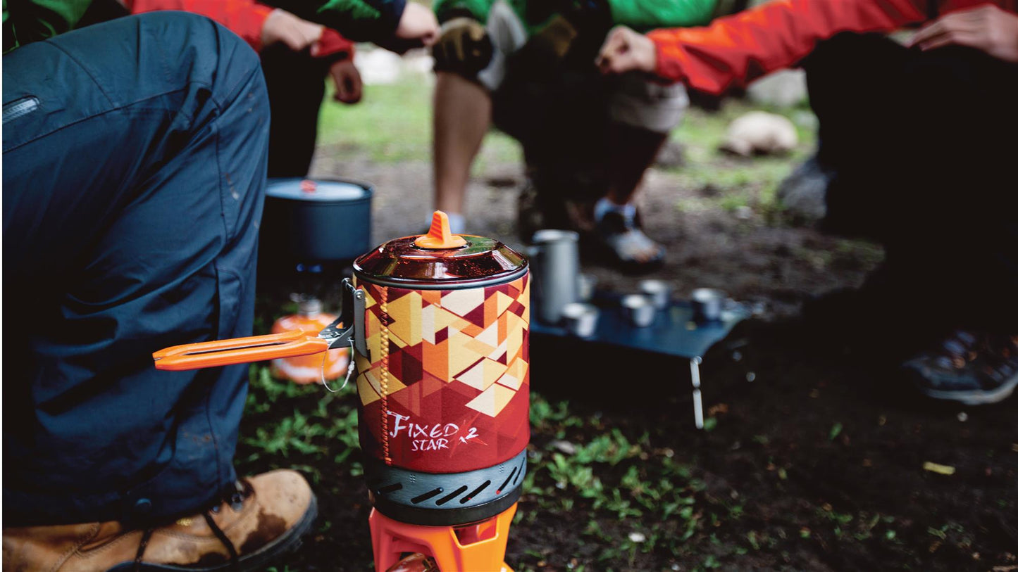 Fire-Maple Star X2 Set aufgebaut mit brennender Flamme auf Campingunterlage
