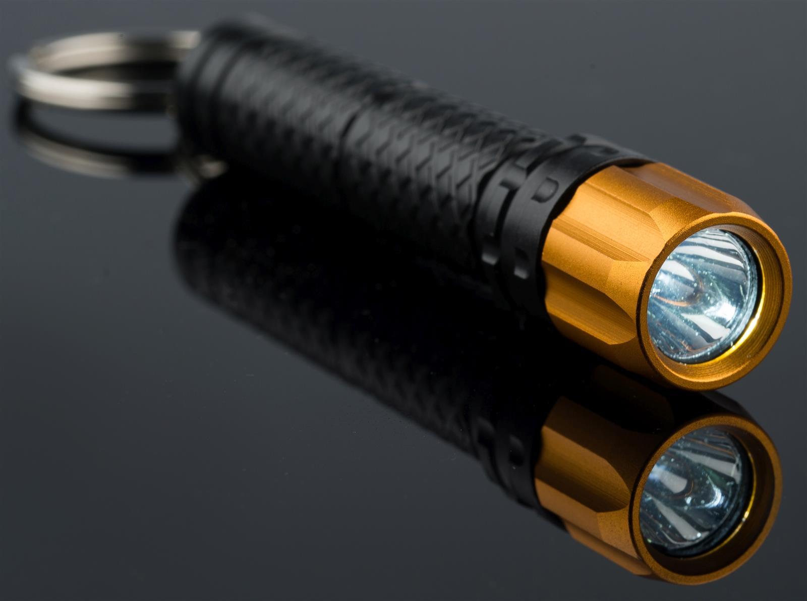 Munkees Taschenlampe 1W Schalter und Batteriefach Nahaufnahme