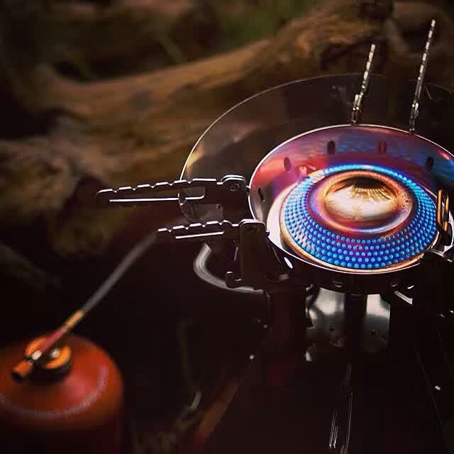 Fire Maple FMS-108 Campingkocher aufgeklappt mit Gaskartusche im Outdoor-Einsatz