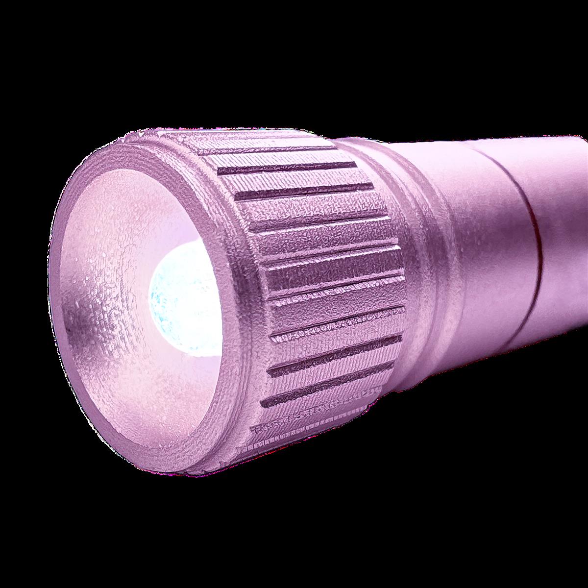 Munkees Taschenlampe pink an Rucksack-Reißverschluss befestigt