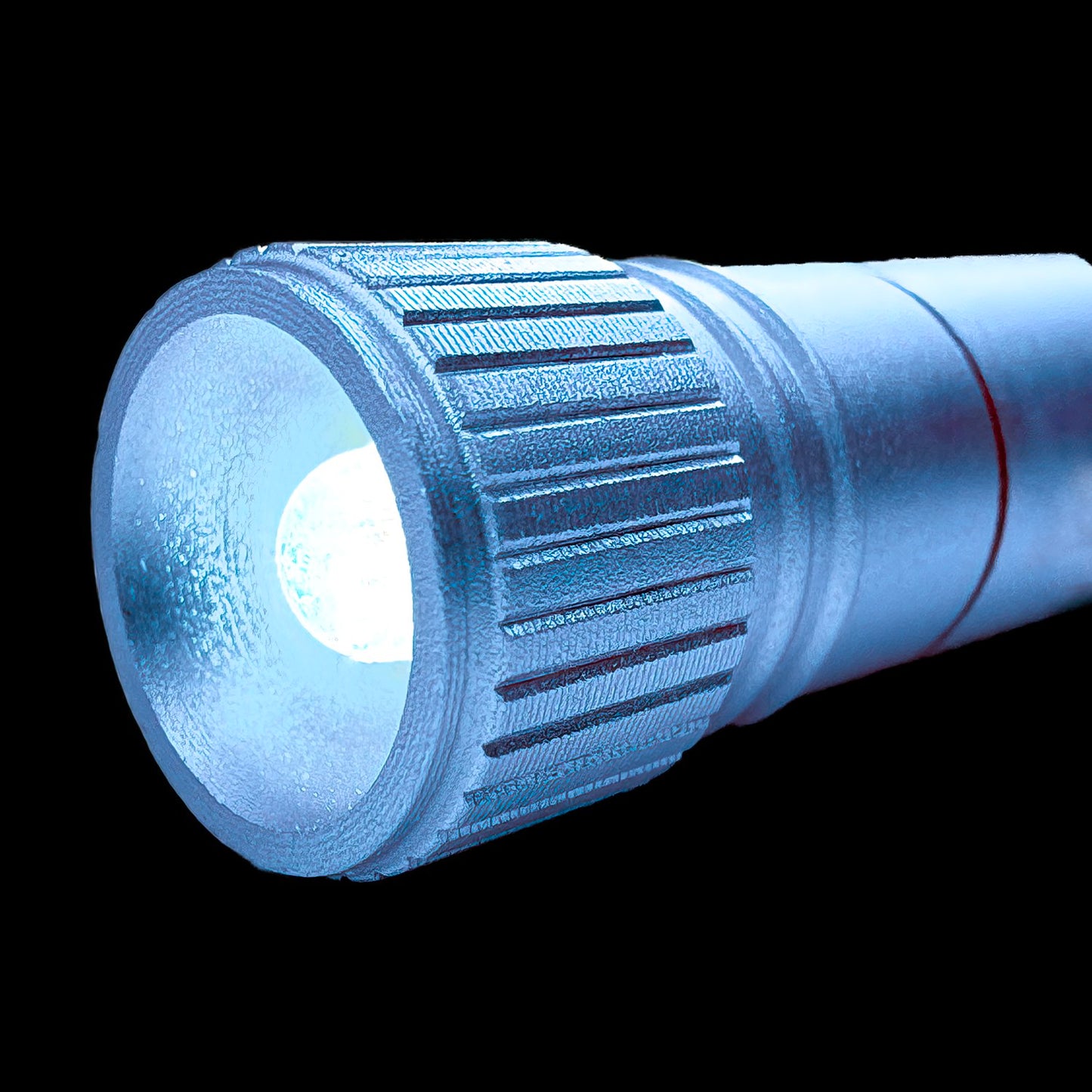 Seitenansicht munkees Mini LED Taschenlampe mit Herz-Karabiner blau
