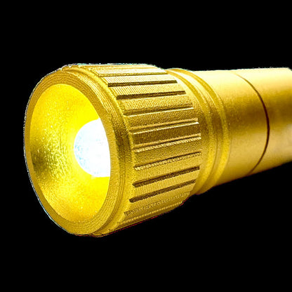 Taschenlampe mit Herz-Karabiner gold als Taschenanhänger getragen