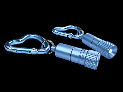 Munkees Herz-Karabiner blau Nahaufnahme Verschlussmechanismus Detail