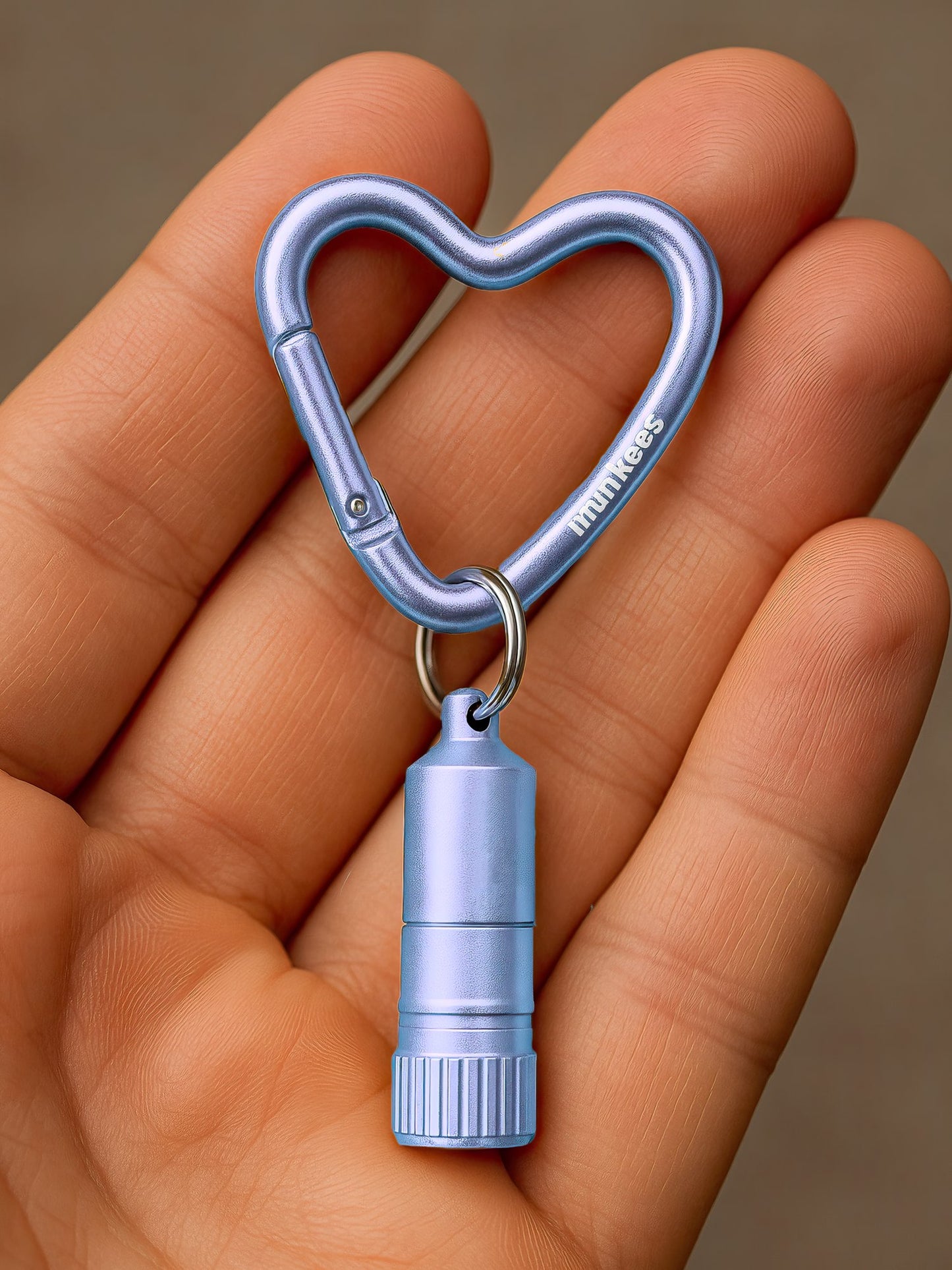 Mini LED Taschenlampe munkees blau Größenvergleich in der Hand