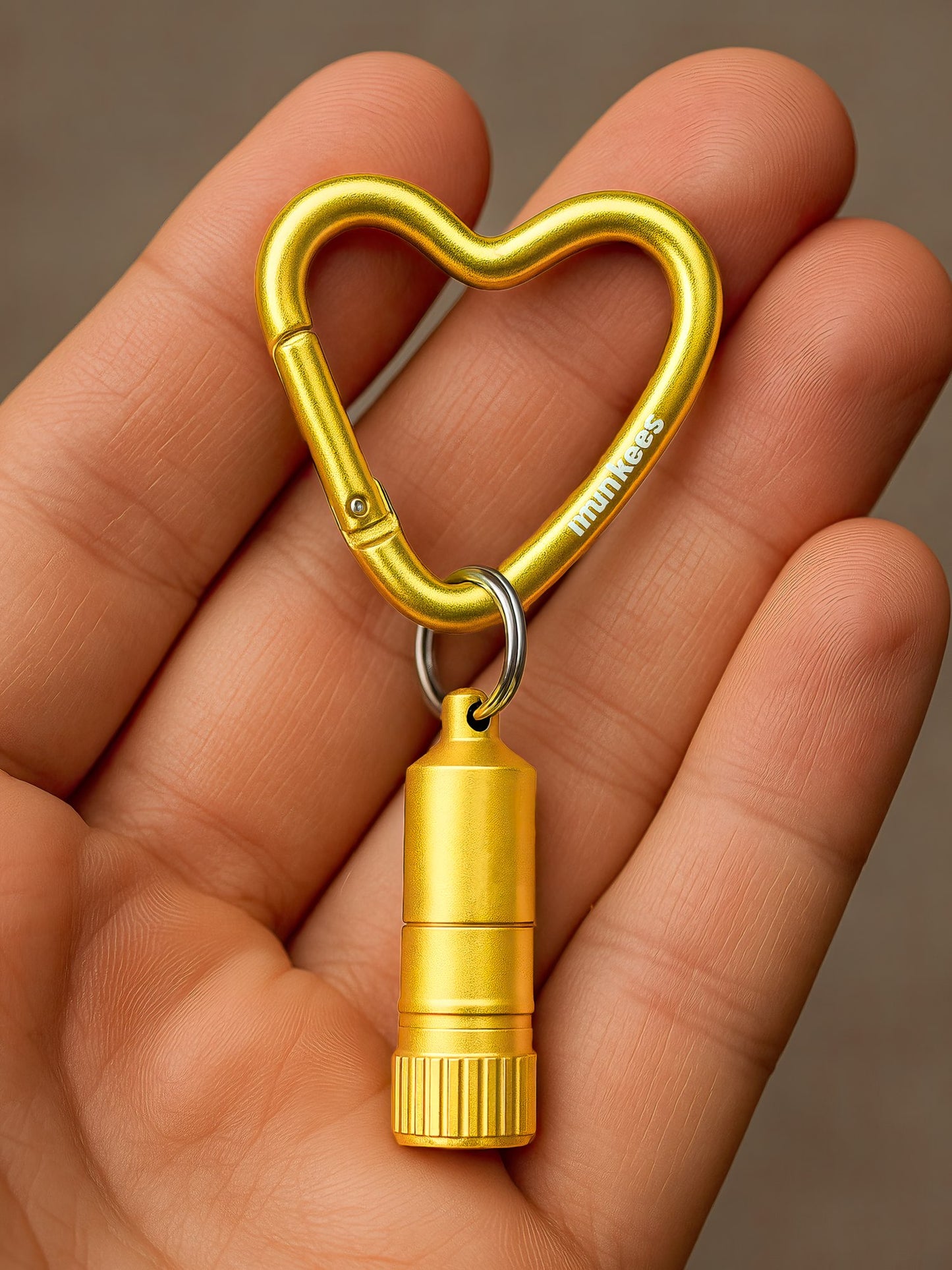 Seitenansicht der Munkees Mini Taschenlampe mit Herz-Karabiner gold