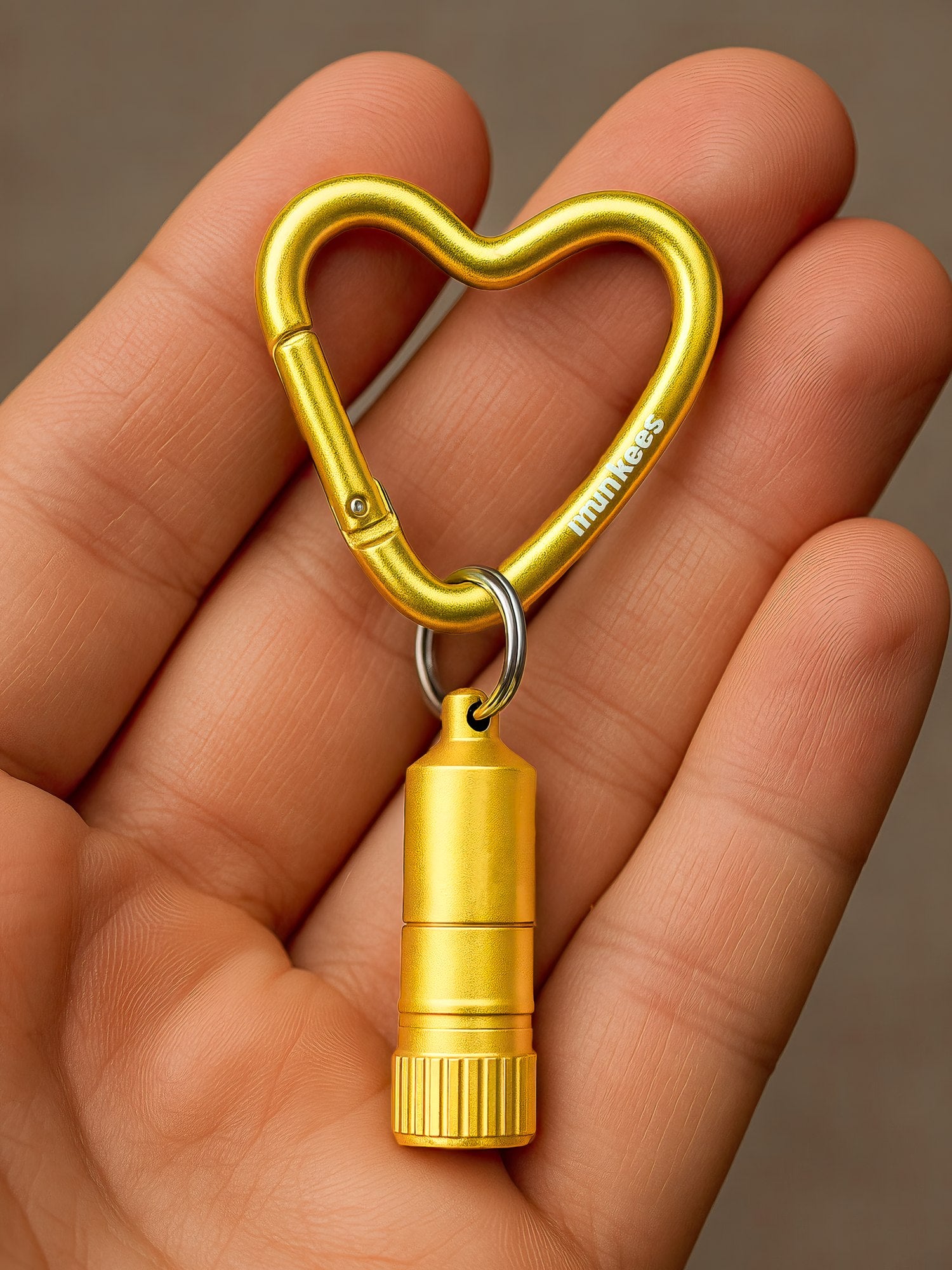 Seitenansicht der Munkees Mini Taschenlampe mit Herz-Karabiner gold