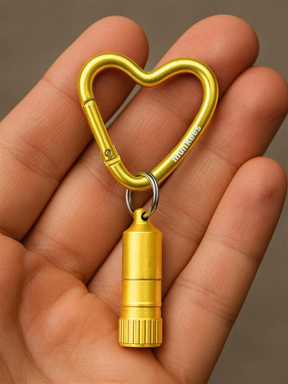 Munkees Mini Taschenlampe am Schlüsselring befestigt