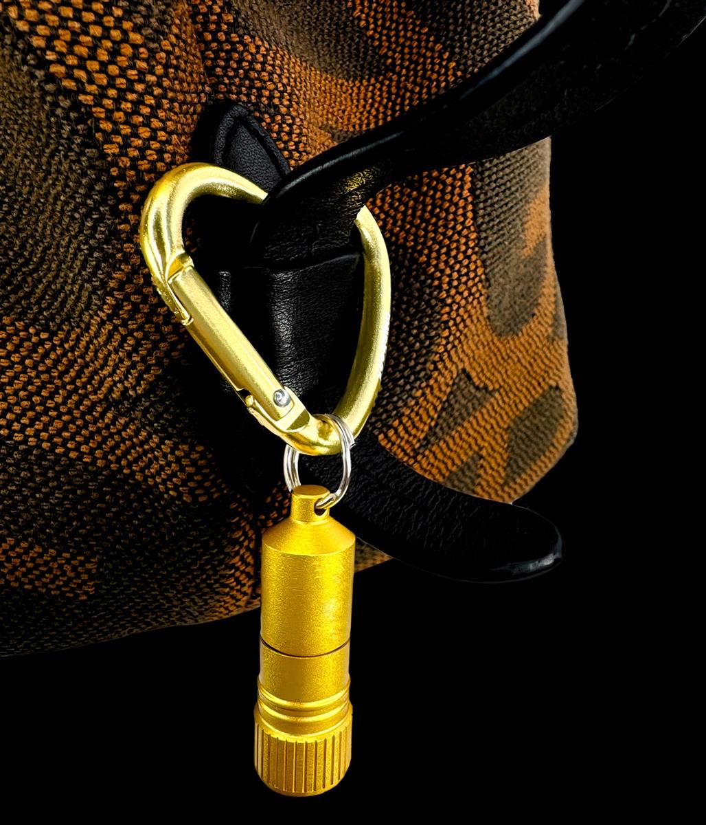 LED-Lichtkegel der Munkees Mini Taschenlampe in der Nacht
