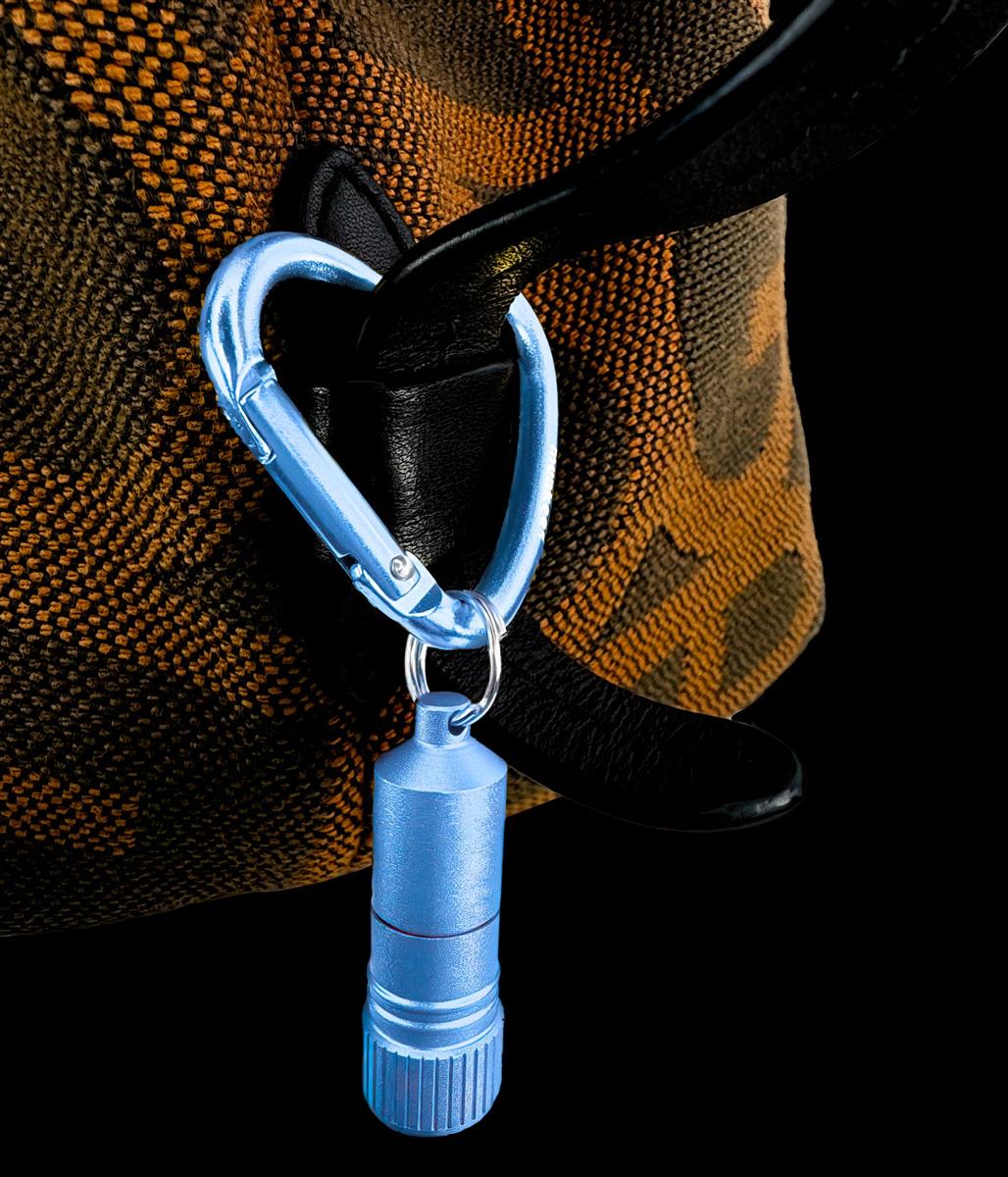 Munkees Taschenlampe Herz-Karabiner blau am Schlüsselbund befestigt