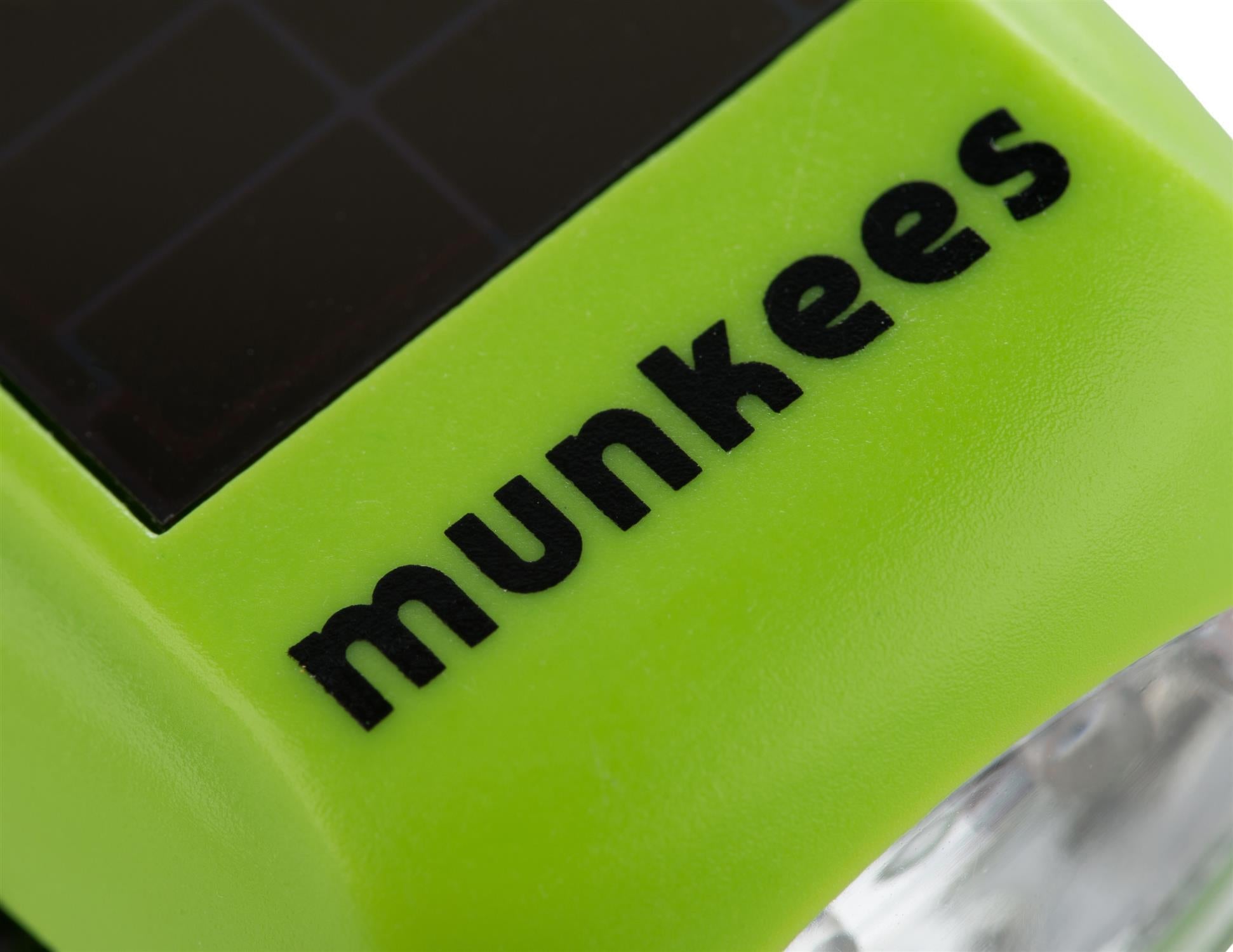 Munkees Mini Taschenlampe 2er-Set Größenvergleich Hand hält Lampe
