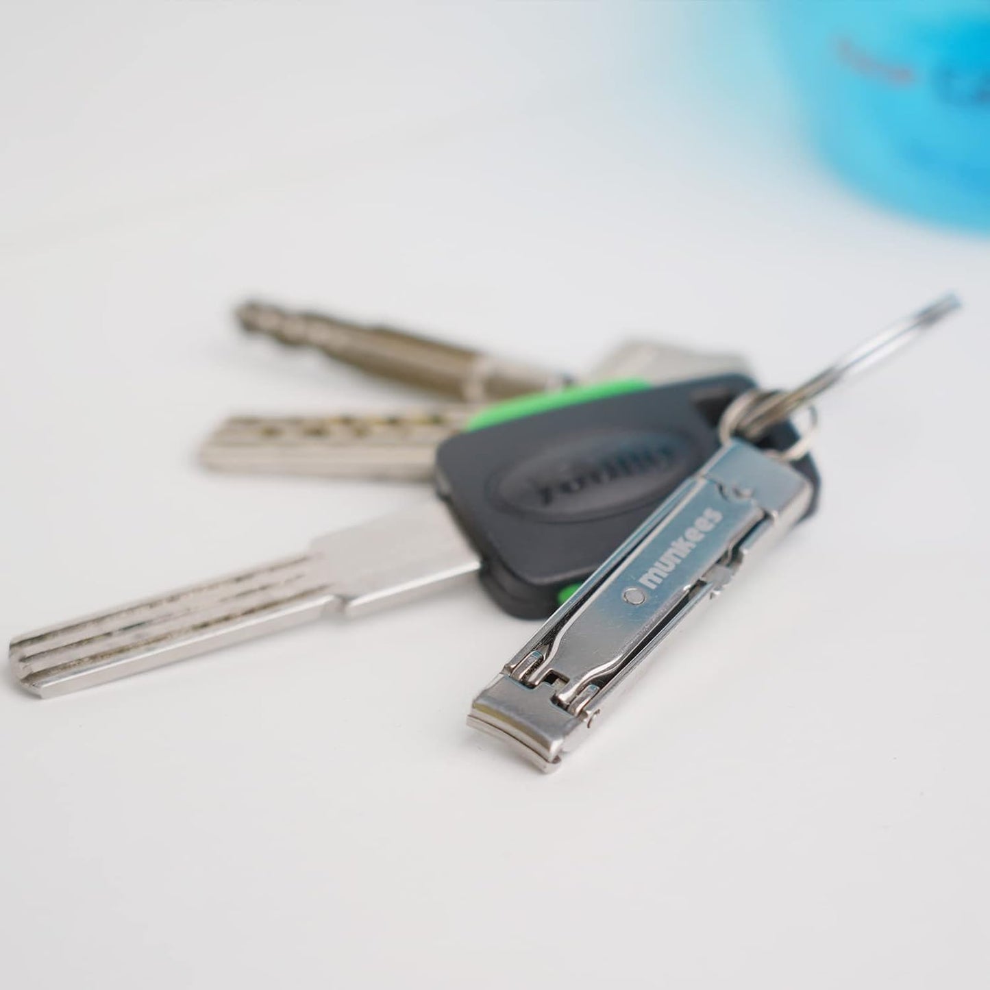 munkees Mini-Nagelknipser geöffnet mit sichtbarer Klinge Detailansicht