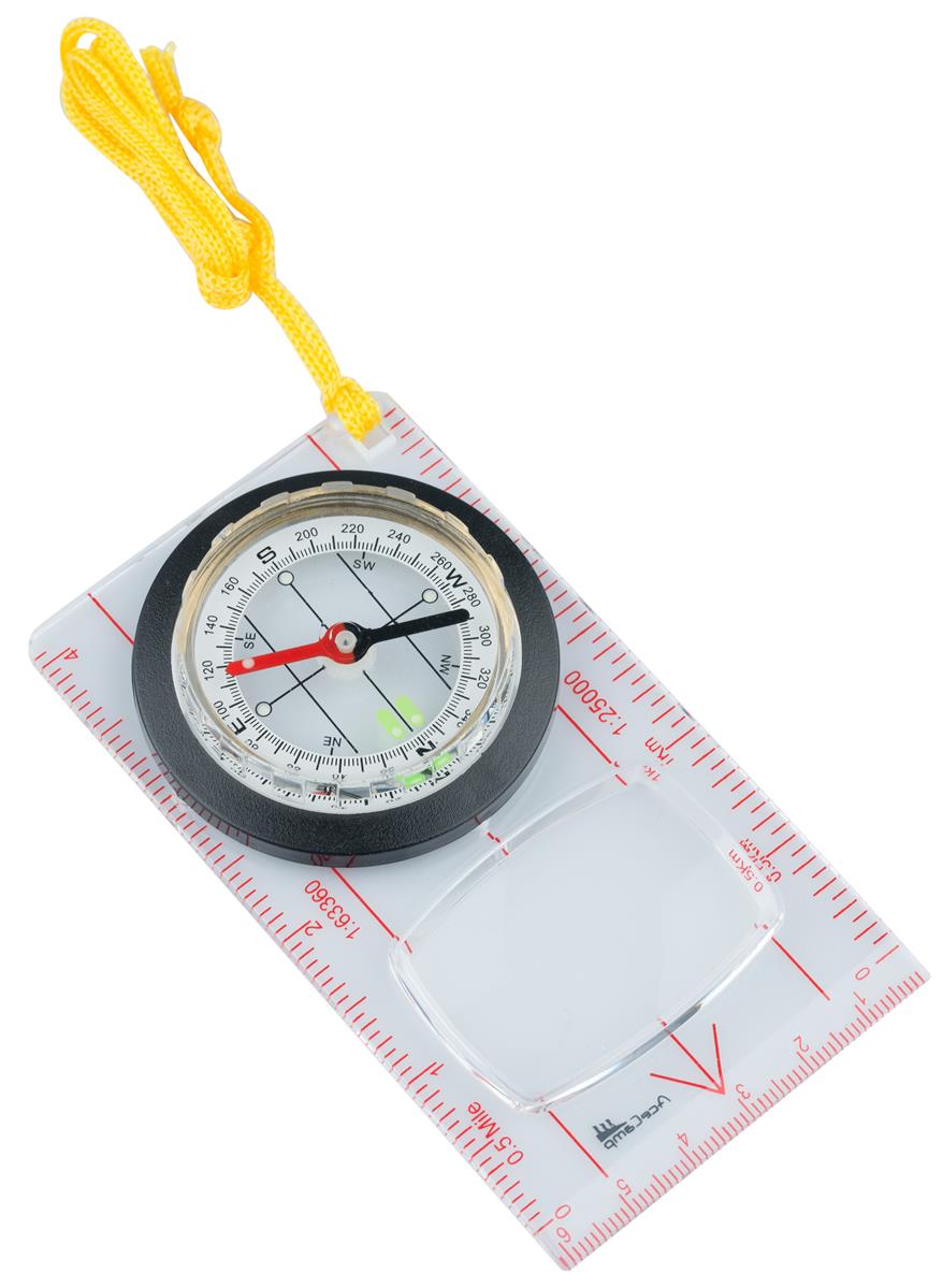 Kartenkompass mit Bodenplatte auf topografischer Karte beim Navigieren