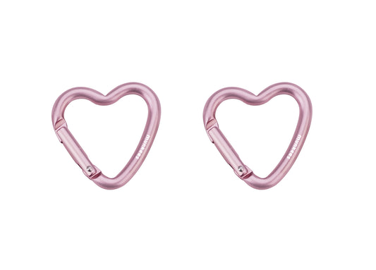 Munkees Mini Herz-Karabiner 2er-Set Rosa auf weißem Hintergrund