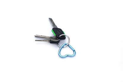 Munkees Mini Herz-Karabiner Baby Blue Größenvergleich auf weißem Hintergrund