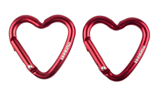 Munkees Mini Herz-Karabiner 2er Pack Rot – zwei rote Herzkarabiner nebeneinander