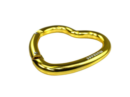 munkees Herz-Karabiner II goldenes Detail Verschlussmechanismus Nahaufnahme