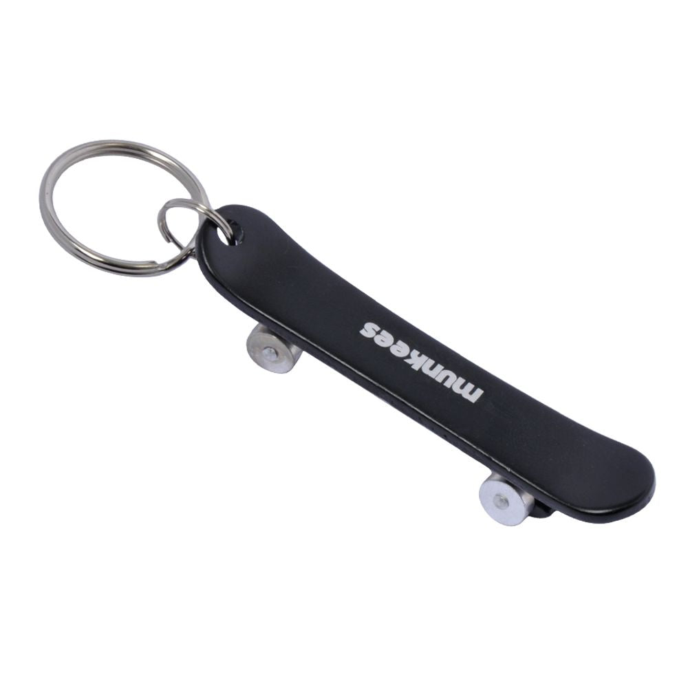 Munkees Skateboard Schlüsselanhänger Größenvergleich neben einer Hand