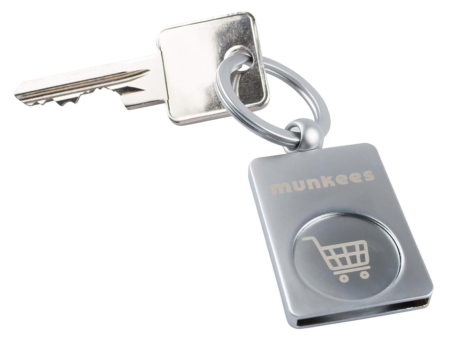 Detailaufnahme munkees Edelstahl Einkaufswagenchip Gravur und Schlüsselring