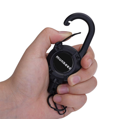 Ausweishalter mit Karabiner am Gürtel befestigt praktische Anwendung