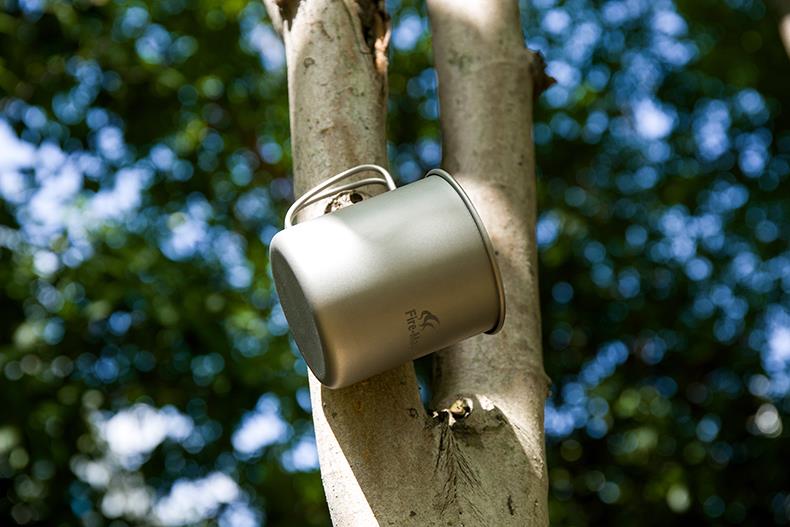 Fire Maple Titanium Becher 330ml zusammengefalteter Griff Detailansicht