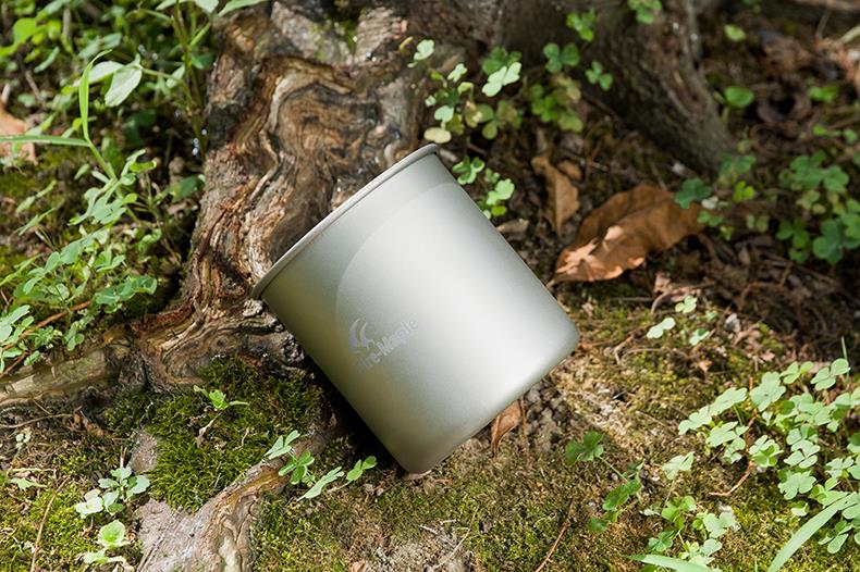 Fire Maple Titanium Becher 330ml im Einsatz beim Camping am Lagerfeuer
