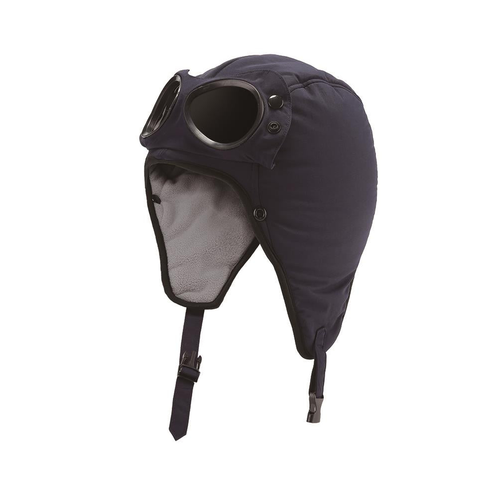 Goggle Mütze Action Fox Größenvergleich auf Modell Winteroutfit