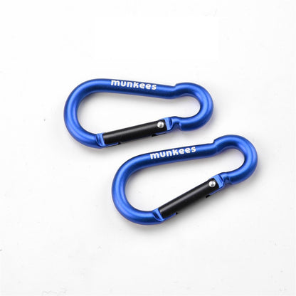 munkees Karabiner Birnenform 2 Stück Größenvergleich Hand