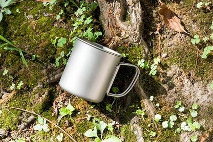 Fire Maple Titanium Becher 330ml neben Gaskocher kompakte Outdoor-Küche