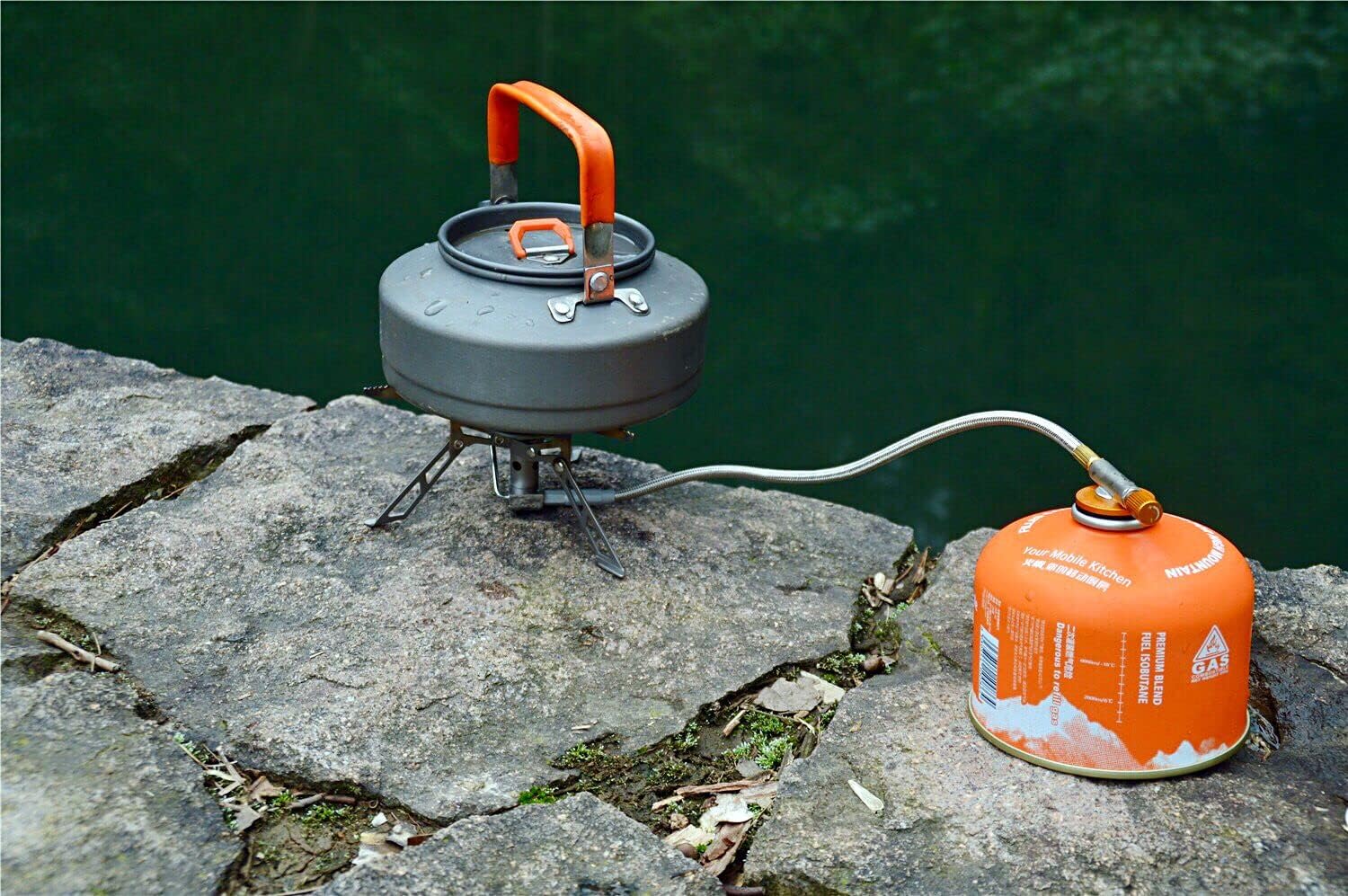 Feast T3 Orange Wasserkessel 0,8L Größenvergleich neben Campingausrüstung