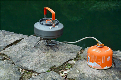 Feast T3 Orange Wasserkessel 0,8L Größenvergleich neben Campingausrüstung