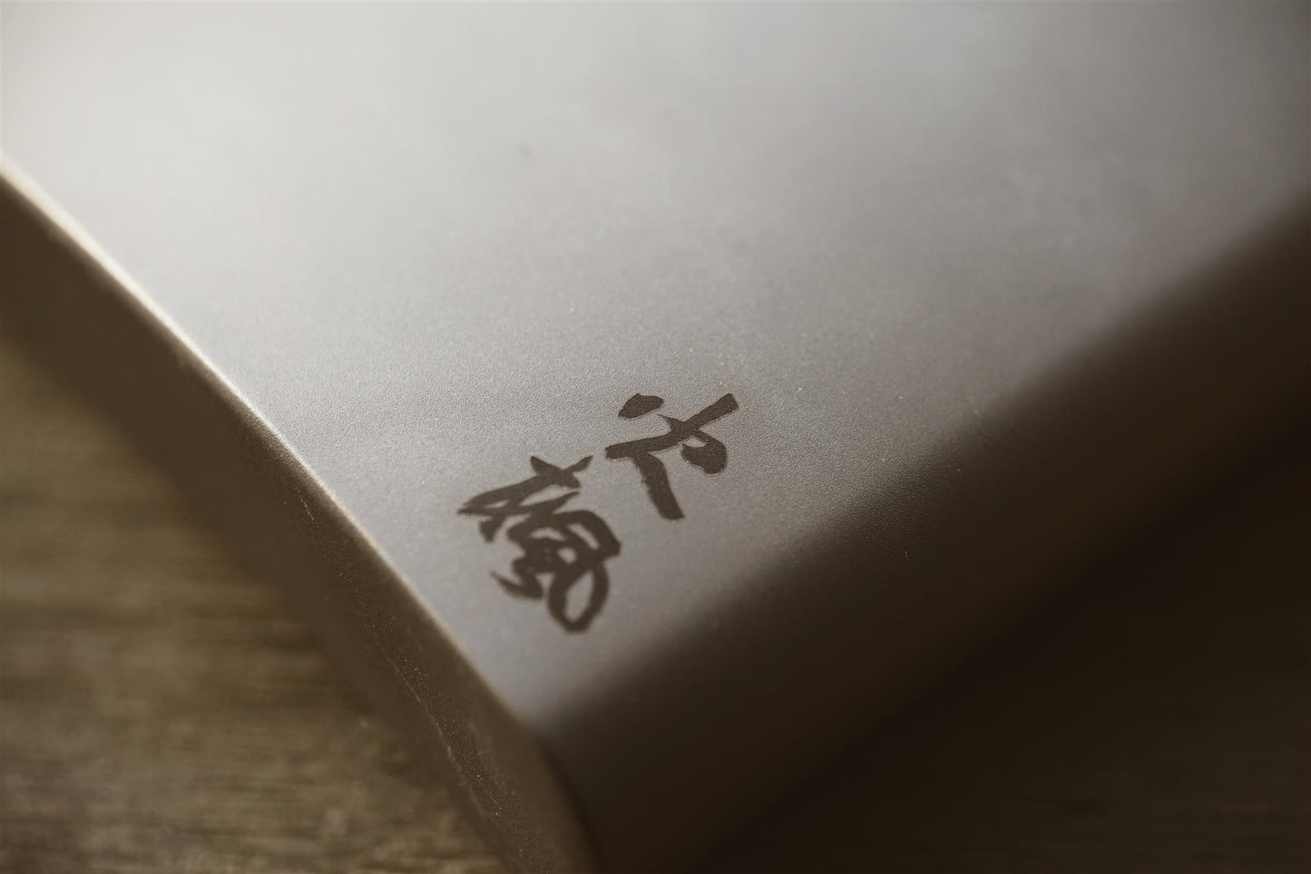 Fire-Maple Bacchus Flachmann Gravur Logo Detailansicht Titan