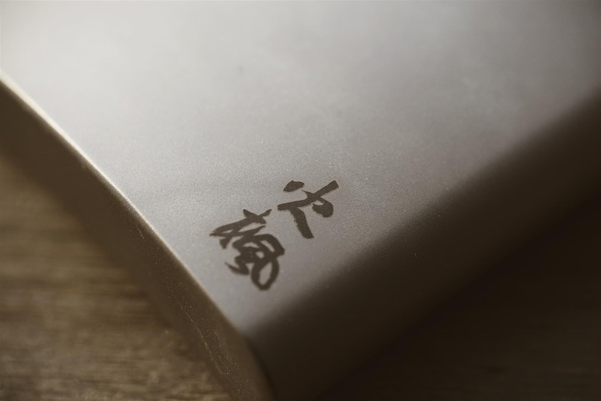 Fire-Maple Bacchus Flachmann Gravur Logo Detailansicht Titan