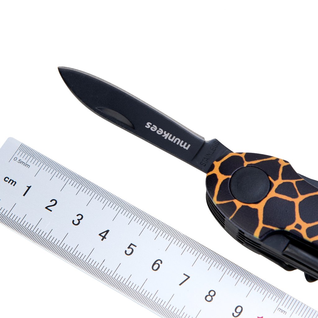 munkees Taschenmesser Giraffe als Geschenkidee auf Holzuntergrund
