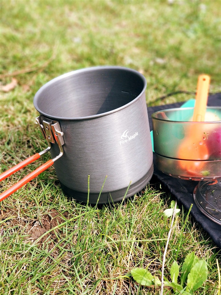Fire Maple Island Campingkocher Gewichtsangabe neben Münze als Größenvergleich