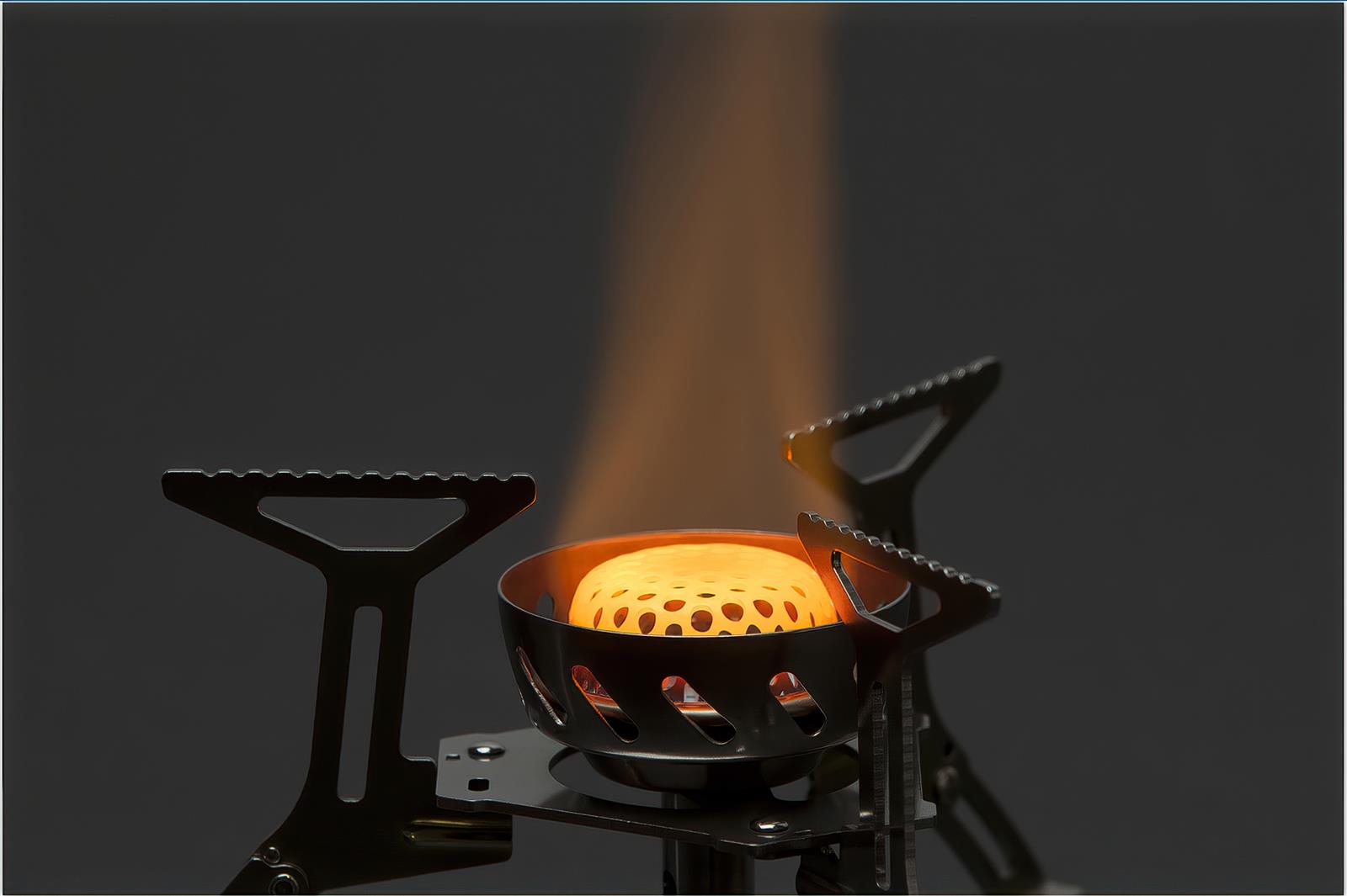 Fire-Maple Spark Gaskocher aufgeklappt mit Topfhalterung bereit zum Kochen