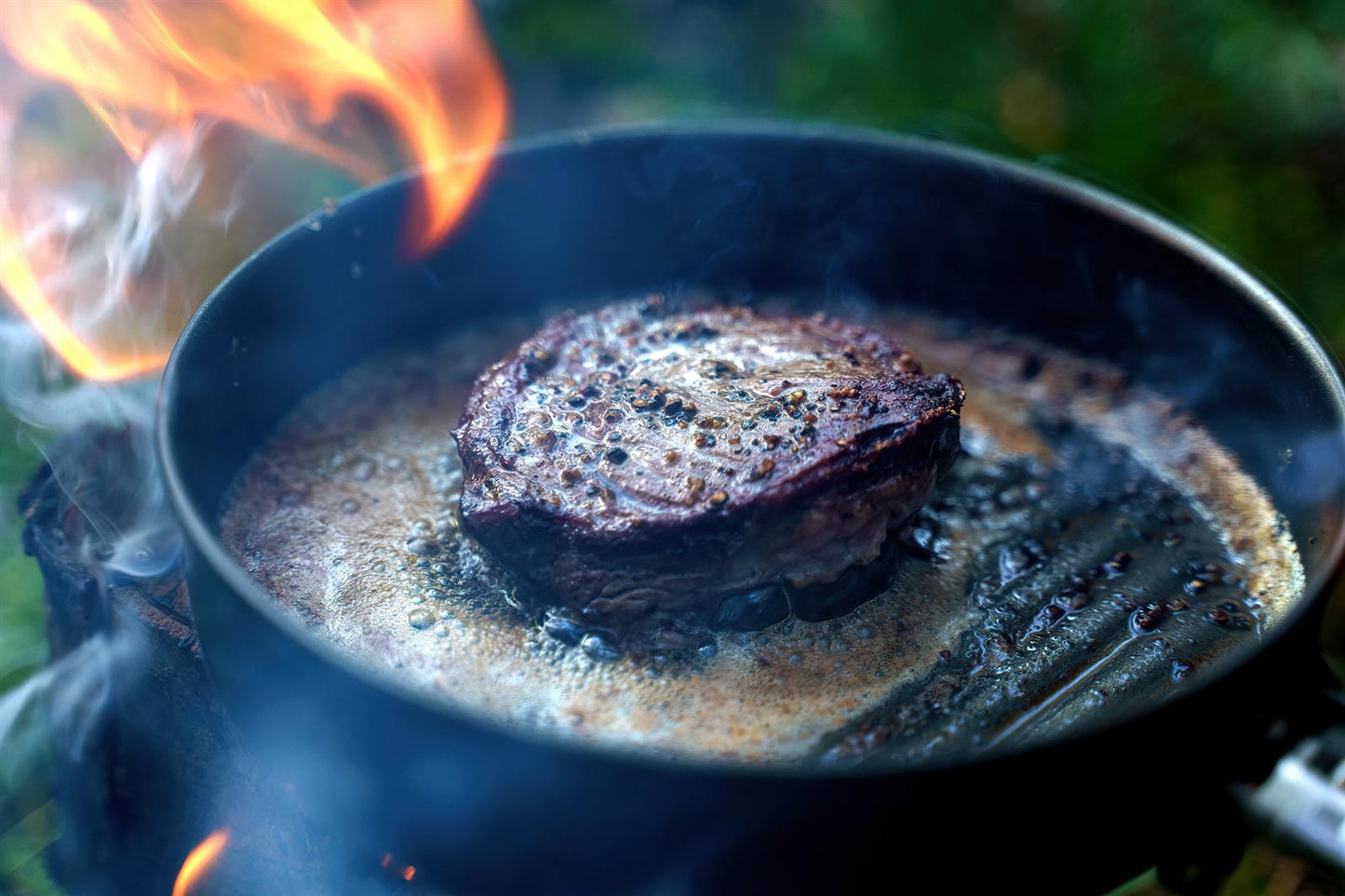 FEAST Pfanne Fire Maple Verpackung mit Produktbeschreibung und Logo