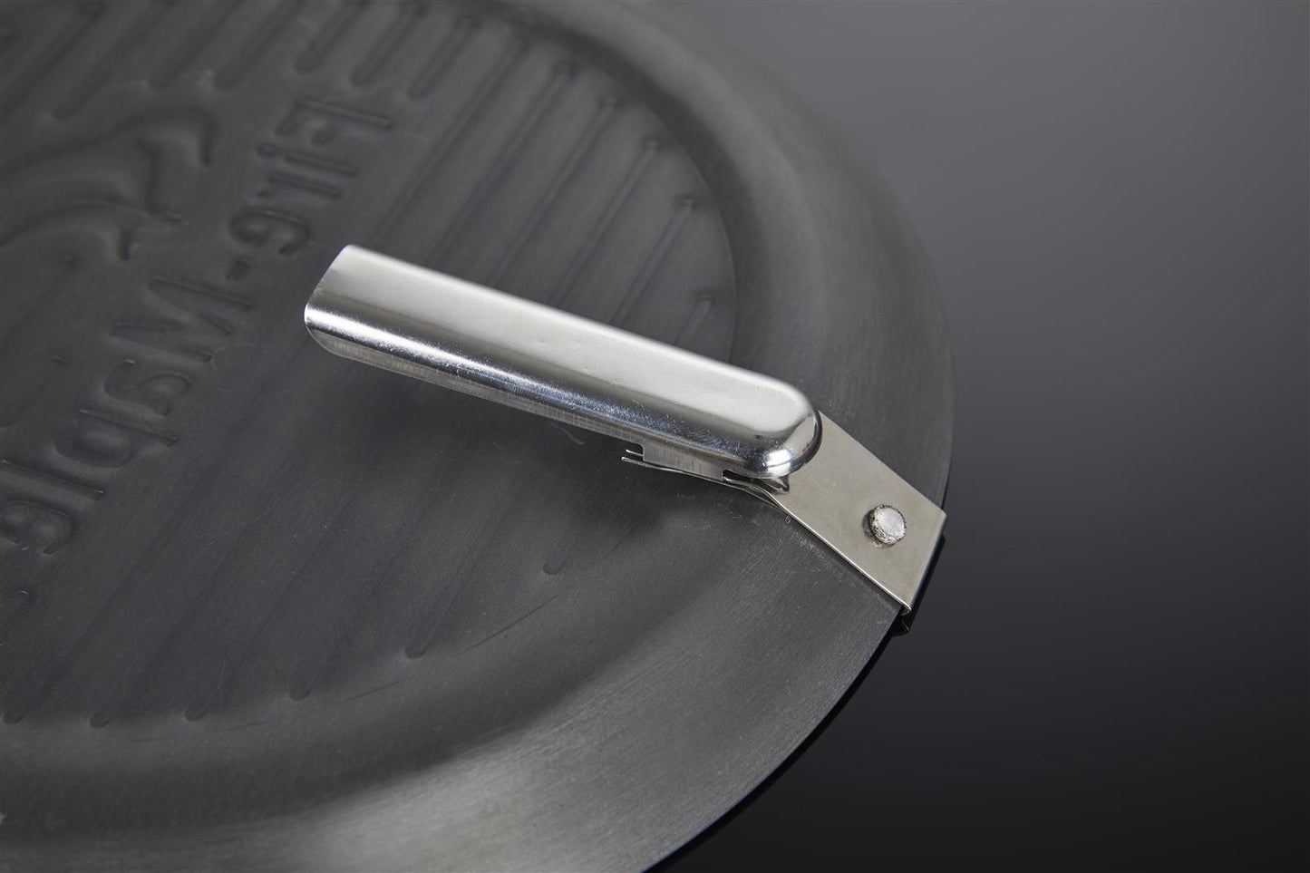 Outdoor Grillpfanne aus Gusseisen mit gegrilltem Gemüse belegt