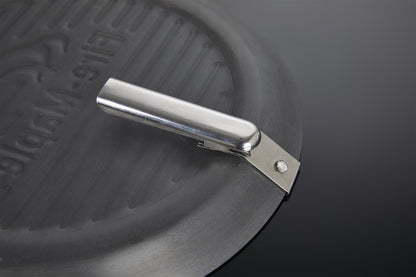 Outdoor Grillpfanne aus Gusseisen mit gegrilltem Gemüse belegt