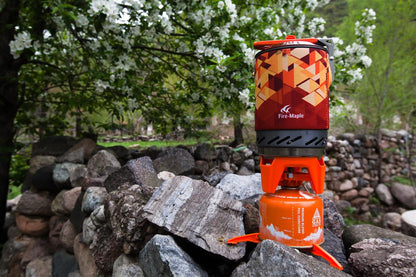 Fire-Maple Star X2 Gaskocher-Set neben Gaskartuschen im Größenvergleich