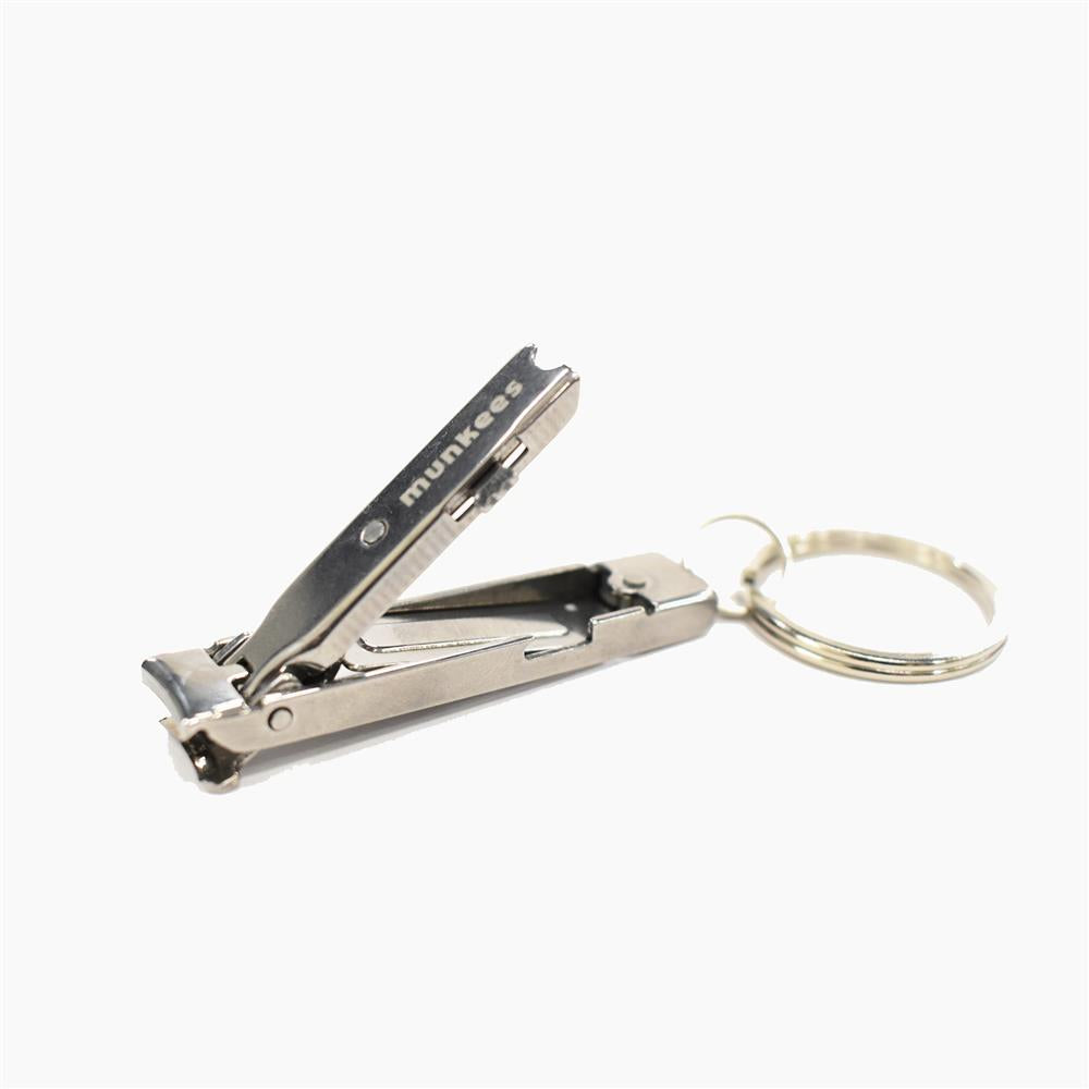 Detailaufnahme der scharfen Klinge des munkees Mini-Nagelknipsers